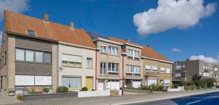 Deze knappe en instapklare bel-etagewoning geniet van een bijzonder aangename ligging in het centrum van Heist. De woning bevindt zich in een rustige éénrichtingsstraat. Dankzij het beperkte doorgaande verkeer geniet U hier van een rustige en residentiële woonomgeving, terwijl alle dagelijkse voorzieningen zich op korte afstand bevinden.<br /><br /><br /><br />De woning is gelegen in één van de bredere straten van Heist en beschikt bovendien over heel wat parkeermogelijkheden in de onmiddellijke omgeving. Een eigen garage en een extra staanplaats op/voor de oprit zorgen voor bijkomend comfort. Een bijzonder grote troef van deze woning is de hoeveelheid bergruimte, waardoor er voor fietsen, voorraad, hobby's en allerhande spullen steeds een praktische plaats beschikbaar is.<br /><br />Op energetisch vlak beschikt de woning over een EPC-label C, hoogrendementsbeglazing en dubbele beglazing, een zuinige gasketel en zonnepanelen. <br /><br />Indeling: <br /><br />Gelijkvloers:<br />- Ruime inkomhal,<br />- Garage,<br />- Doucheruimte met douche, wastafel, voorzieningen voor wasmachine en droogkast,<br />- Infraroodcabine,<br />- Aparte en ruime bergruimte/bureau,<br />- Aangename buitenruimte met vijver,<br /><br />Eerste verdieping:<br />- Centrale hal,<br />- Gezellige en lichtrijke leefruimte met aangename eethoek,<br />- Ruime keuken,<br />- Apart toilet,<br />- Trap naar de tuin/buitenruimte,<br /><br />Tweede verdieping:<br />- Eerste ruime slaapkamer,<br />- Tweede slaapkamer,<br />- Derde ruime slaapkamer,<br />- Badkamer voorzien van dubbele wastafel, toilet en douchebad,<br /><br />Zolder:<br />Bergzolder, bereikbaar via een vlizotrap,<br /><br />Bent U op zoek naar een instapklare gezinswoning met garage, zonnepanelen, meerdere slaapkamers en veel bergruimte op een rustige maar centrale ligging in Heist? Dan is deze woning zeker een bezoek waard. Contacteer Maxim via 0477 06 03 30 of maxim@rhvastgoed.com voor meer informatie of een bezichtiging.