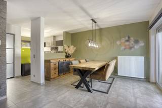 Ben je op zoek naar een volledig instapklaar huis waar comfort, licht en energiezuinigheid samenkomen? Dit huis nabij het centrum van Kinrooi biedt alles wat een modern gezin of starter zoekt: <br />-100% instapklaar en stijlvol ingericht <br />-Doorheen de volledige woning veel lichtinval<br />-Voorzien van een gunstig EPC-attest én zonnepanelen <br />- Een volledig omheind perceel met aangelegde oprit en aangelegd terras <br />- Gelegen in een kindvriendelijke, rustige buurt met winkels en scholen op wandelafstand. <br /><br />Indeling: <br />Verdieping 0:<br />- Woonkamer met open keuken <br />- Toilet <br />- Schoonheidssalon, bureauruimte<br />- berging<br />- Tuin <br />- Tuinberging<br /><br />Verdieping +1<br />- Badkamer <br />- 3 slaapkamers<br />- Berging <br /><br />Verdieping +2<br />- Zolderruimte <br /><br /><br />Bestuursmaatregelen in het maatregelenregister: nee