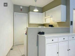 De snelste manier om een bezoek te brengen aan dit appartement? Vraag je bezoek aan via de rode knop op onze website (www.dewaele.com) en je wordt gecontacteerd door één van onze verhuurexperten. Bij andere vragen kun je ons telefonisch contacteren via 0474 49 46 70.<br /><br />Instapklaar appartement met 2 slaapkamers, terras en afgesloten garagebox op een zeer centrale ligging in het centrum van Roeselare.<br /><br />Het appartement heeft volgende indeling:<br />- Inkom<br />- Lichtrijke leefruimte<br />- Open keuken voorzien van fornuis met dampkap, spoelbak en oven <br />- 2 Slaapkamers<br />- Badkamer voorzien van dubbele lavabo en bad/douche.<br />- Apart toilet<br />- Beging<br />- Afgesloten garagebox<br /><br />Extra kenmerken:<br />- Lichtrijk en instapklaar<br />- Lift aanwezig in het gebouw<br />- Centraal gelegen nabij winkels, openbaar vervoer, centrum van Roeselare,...<br /><br />Afgesloten garagebox verplicht bij te huren: 75 euro/maand<br /><br />Ben jij geïnteresseerd in dit appartement in Roeselare? Aarzel dan niet ons te contacteren.<br /><br />Deze AI-visualisaties zijn bedoeld als inspiratie. Er werd geen rekening gehouden met technische specificaties, stedenbouwkundige voorschriften of de concrete mogelijkheden tot realisatie.