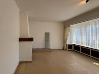 <p><span>Een recent gerenoveerd appartement gelegen te Mol, ideaal voor wie opzoek is naar comfort, ruimte en gezelligheid. </span></p><p><span>Een ruime leefruimte met veel lichtinval deze ruimte sluit aan op de keuken met alle nodige voorzieningen.</span></p><p><span>Het appartement beschikt over twee volwaardige slaapkamers en een badkamer met een stijlvolle inloopdouche en badkamermeubel. </span></p><p><span>Het toilet is apart. Daarnaast is er een praktische opbergruimte aanwezig, ideaal voor het wegbergen van huishoudelijke spullen of voorraad.</span></p><p><span> </span></p><p><span>Een extra troef is het aangename terras, waar het heerlijk vertoeven is tijdens zonnige dagen. </span></p><p><span>Of je nu geniet van een rustig ontbijt in de ochtendzon of van een gezellige avond buiten, dit terras vormt een waardevolle verlenging van je woonruimte.</span></p><p><span> </span></p><p><span>Deze instapklare woning is ideaal voor wie op zoek is naar een comfortabel appartement in een centrale omgeving in Mol. </span></p><p><span>Een plek waar je je meteen thuis voelt.</span></p>