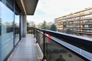 Dit 2 slaapkamer appartement bevindt zich op de 2de verdieping (met lift) en is gelegen op slechts enkele passen van het centrum.<br /><br />De indeling is als volgt: inkomhal/nachthal met toilet, berging, ruime leefruimte met ingerichte keuken en aansluitende wasplaats. Verder is er nog een badkamer met ligbad en toilet en 2 slaapkamers. Buiten kan je in alle rust genieten op het terras. Op het gelijkvloers is er nog een ruime garagebox.<br /><br />Beschikbaar vanaf 15/3/26. De gemeenschappelijke kosten bedragen €30.<br /><br />Wij leiden je graag rond!