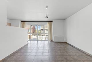 - lichtrijk appartement met goede EPC-score- Grote inpandige garage- Bijzonder ruime bergruimte in de kelderverdieping- nabijheid van station en...