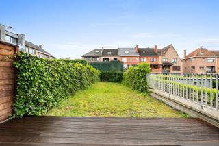 <p>Te koop: instapklaar appartement in het centrum van Strombeek-Bever, op wandelafstand van bosrijke omgeving en nabij openbaar vervoer.</p>
<p> </p>
<p>Dit appartement, gebouwd in 2014, combineert comfort met een praktische indeling. Dankzij de private tuin geniet u van buitenruimte in een stedelijke setting. Bovendien is er een staanplaats beschikbaar voor €18.000, wat het parkeren eenvoudig maakt. De ligging is ideaal: in het centrum, maar toch rustig, met snelle toegang tot invalswegen.</p>
<p>Belangrijkste ruimtes:<br />• Woonkamer met veel lichtinval en directe toegang tot de tuin<br />• Moderne keuken met voldoende opbergruimte<br />• Slaapkamer met ruimte voor een dubbel bed<br />• Kelder voor bijkomende opslagmogelijkheden<br />• Private tuin, perfect voor ontspanning<br />• Staanplaats (optioneel, €18.000)</p>
<p> </p>
<p>Troeven:<br />• Instapklaar appartement met private tuin<br />• Mogelijkheid tot aankoop van staanplaats (€18.000)<br />• Centrale ligging nabij bos, openbaar vervoer en invalswegen</p>
<p> </p>
<p>Neem vandaag nog contact op met je ERA-makelaar voor een bezoek.</p>
<p> </p>
<p>JOUW DROOMAPPARTEMENT. ZO GEVONDEN!</p>