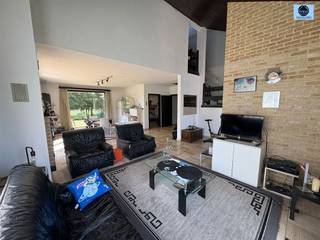 <p><span>RUSTIG GELEGEN, CHARMANTE VIERGEVELWONING MET 4 SLAAPKAMERS</span></p><p><span>Richtprijs : 399.000 euro</span></p><p><span> </span></p><p><span>Deze speciale woning is gelegen in een zeer leuke buurt en tevens rustige straat.</span></p><p><span> </span></p><p><span>De woning heeft op de gelijkvloerse verdiep een zeer ruime, lichtrijke living, keuken, berging, 1ste badkamer met douchecabine en 1ste slaapkamer.</span></p><p><span> </span></p><p><span>Op verdiep zijn er nog 2 kamers en een 2de badkamer.</span></p><p><span> </span></p><p><span>In de living is er een vide met zicht over de living, waar perfect een open bureel kan gemaakt worden.</span></p><p><span> </span></p><p><span>De woning heeft een Epc label D ( geen renovatieverplichting ).</span></p><p><span> </span></p><p><span>Onderaan de woning bevindt zich een dubbele garage.</span></p><p><span> </span></p><p><span>Eveneens is er een ruime tuin met zicht over de velden.</span></p><p><span> </span></p><p><span>Wie net dat tikkeltje anders zoekt, zit hier helemaal goed.</span></p><p><span> </span></p><p><span>Voor info bel 0475/51.40.73 of stuur een mail naar info@svena.be</span></p><p><span> </span></p><p><span>Deze gegevens zijn louter informatief en wij kunnen niet aansprakelijk gesteld worden voor eventuele onjuistheden.</span></p><p><span>De bewoonbare oppervlakte is slechts indicatief.</span></p><p><span> </span></p><p><span> </span></p>