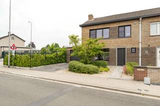 Deze INSTAPKLARE woning is gelegen te Tielt met name in de Klijtenstraat 96 op een perceel grond van 417 m² en met een bewoonbare oppervlakte van 172 m². Deze eigendom geniet een uiterst gunstige ligging vlakbij treinstation, openbaar vervoer, bakker, slager, winkels, scholen, enz...<br /><br />PLUSPUNTEN:<br />* INSTAPKLAAR | RENOVATIE VANAF 2021 TOT 2026<br />* ASBESTVEILIG <br />* CONFORME ELEKTRISCHE KEURING TOT 2051 <br />* ENERGIEZUINIG <br />* ALUMINIUM RAMEN | HR GLAS | AUTO ROLLUIKEN <br /><br />INTERIEUR:<br />U komt binnen via de inkomhal met apart gastentoilet. Via de stalen deur is er toegang tot de ruime leefruimte (28 m²) met zit- en eethoek met aansluitend de open ingerichte keuken 8 m² (kookplaat | dampkap | spoelbak | oven | microgolf | vaatwasser | frigo) met vervolgens een ruime gezellige veranda. <br />Het gelijkvloers omvat ook nog een inpandige garage (18 m²)met geautomatiseerde poort, aansluiting voor wasmachine en droogkast alsook toegang tot de tuin.<br />Het verdiep omvat 3 slaapkamers (8 m² | 10,50 m² | 16,50 m²) en de ingerichte badkamer (renovatie 2026) uitgerust met inloopdouche | lavabo met meubel en hangtoilet.<br />Tot slot is er nog de geïsoleerde zolderverdieping bestaande uit een betonconstructie en te betreden via een vouwtrap.<br /><br />EXTERIEUR:<br />De woning is voorzien van een ruime achter en zijtuin volledig afgesloten en ingevolge kindvriendelijk. Handig is tevens het zijpoortje.