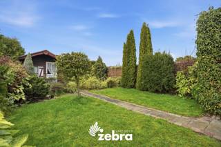 Op zoek naar een woning die u volledig naar uw eigen smaak kan renoveren? Deze woning, gelegen nabij verschillende invalswegen in Eernegem biedt tal van mogelijkheden voor wie graag de handen uit de mouwen steekt en droomt van een grote tuin. <br /><br />Bij het betreden van de woning komt u in de inkomhal. Wanneer u verder gaat vindt u op het gelijkvloers de woonkamer en de keuken met aansluitend een praktische kelder, de garage en de badkamer.<br /><br />Op de eerste verdieping bevindt zich de nachthal die toegang geeft tot vier slaapkamers en een toilet. Er is ook een zolder aanwezig.<br /><br />Buiten kan u genieten van een zeer ruime tuin met bijgebouwen die kunnen dienen als stockage, werkplaats ...<br />Bovendien is er in de woning reeds een gasaansluiting voorzien! <br /><br />Kortom, een woning met veel potentieel op een groot perceel en interessante ligging!<br /><br /><strong>Bent u verder benieuwd naar deze woning?<br />Aarzel dan zeker niet en leg vandaag nog uw bezoek vast!</strong>