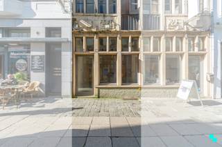 <p>Dit uniek handelspand met drie verdiepen is gelegen op een commerciële toplocatie en beschikt over een bruikbare vloeroppervlakte van ca. 82 m². De straat staat bekend om zijn vele winkels, boetieks, cafés en restaurants, waardoor het een populaire bestemming is voor zowel toeristen als lokale bewoners. Men kan er allerlei soorten winkels vinden, variërend van trendy boetieks tot traditionele ambachtelijke winkels. Indeling: handelsruimte met toegang tot de kelder. Op de eerste verdieping bevindt zich een kantoorruimte en apart toilet. De zolderverdieping is te bereiken met een vaste trap en beslaat de volledige oppervlakte van het gebouw. SI in aanvraag. Extra troeven: historische charme | commerciële locatie | bouwkundig erfgoed. Kyara (BIV 514 129) organiseert hiervoor een Bordes-bezoekdag, mits het maken van een afspraak. 09 277 02 53 | <span>www.bordes.be</span></p>