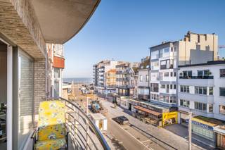 In the small-scale residence Azur with only 4 apartments, located on the Zeelaan in Koksijde, we offer you this beautiful apartment with...