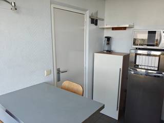 <p>Gent – Instap klaar appartement met terras en prachtig uitzicht.</p><p>Op zoek naar een betaalbaar appartement of een interessante investering in Gent met een uniek uitzicht?<br />Dan is dit pand zeker het bekijken waard!</p><p>Het appartement omvat een inkomhal, lichtrijke leefruimte, keuken, nachthal met inbouwkast, twee grote slaapkamers, een apart toilet en een badkamer met bad en lavabo.<br />Het buitenschrijnwerk en de ramen werden recent vernieuwd in 2025 en zijn voorzien van hoogrendementsglas.<br />In 2025 zijn er ook nieuwe radiatoren geplaatst .<br />Daarnaast beschikt het appartement over een private kelderruimte.</p><p>Extra troeven:<br />- Nieuwe leidingen<br />- Nieuwe stookplaats<br />- Recent geïsoleerd dak en zonnepanelen<br />- Zeer interessante investering<br />- Syndicuskosten inclusief waterverbruik én verwarming<br />- Uitstekende mobiscore: 8,9/10<br />- Vlotte bereikbaarheid met openbaar vervoer<br />- Fietsenstalling</p><p>Op wandelafstand: het Houtdok, het Kapitein Zeppospark en de nieuwe waterpromenade.<br />In de straat zelf een groene buurtzone met losloopweide.<br />Op fietsafstand: Dok Noord, op minder dan 10 minuten sta je in het historisch centrum van Gent.<br />Strategische ligging door de nieuwe Verapaz-brug met directe verbinding naar Gent-Centrum.</p>