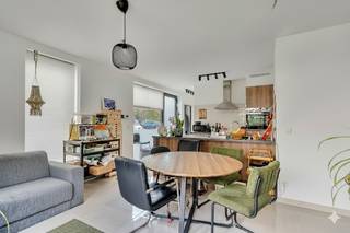 IDEAAL INVESTERINGSAPPARTEMENT MET GOED RENDEMENT    Dit recente, gelijkvloerse appartement is gelegen in Residentie Emiel, een modern complex uit...