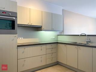 Bestaande uit een inkomhall, living (parket), ingerichte keuken met berging, 2 slaapkamers, badkamer en inclusief bovengrondse garagebox