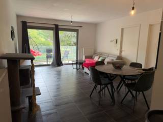 <p><span>RECENT, ENERGIEZUINIG, LUXUEUS EN ROLSTOELVRIENDELIJK APPARTEMENT MET 2 SLAAPKAMERS, TERRAS EN ONDERGRONDSE AUTOSTAANPLAATS</span></p><p><span>1ste verdieping met lift - ligging in residentie "Parkhof Ter Zielbeek" met zicht op het park en met vlotte bereikbaarheid via A12, N16 en N17 </span></p><p><span> </span></p><p><span>Ruime en brede inkomhal / wc met handwas / living met eetplaats met ingerichte open keuken (totale opp.: 30m²) en toegang tot terras (4 x 2m) / berging met wasplaats (2,5 x 1,8m) / 2 slaapkamers (4,2 x 3,2m; 3,4 x 3m) / ruime douchekamer (3 x 2,9m) met wastafel, inloopdouche en wc.</span></p><p><span>Autostaanplaats in ondergrondse garage.</span></p><p><span> </span></p><p><span>Elektriciteit conform AREI.</span></p><p><span> </span></p><p><span>Vrij van gebruik: Huurovereenkomst te respecteren.</span></p>