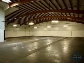 Ruime afgesloten loods van 600m² in industrieterrein van Diksmuide. Toegankelijk via automatische poort met hoge inrijpoort. Onmiddellijk vrij.