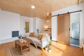 <p>In de mooie Langstraat in Borgerhout, een levendige buurt met tal van voorzieningen en een warme bakker op de hoek, bevindt zich deze lichtrijke studio op de eerste verdieping van een zeer verzorgd gebouw met lift.</p><p>De studio geniet van een aangename lichtinval en beschikt over een ruim terras waar je heerlijk van de buitenlucht kunt genieten. Het aanwezige mozaïekparket geeft de ruimte karakter en biedt, samen met de mogelijkheid om de studio op te frissen, een mooie kans om er een eigen, hedendaagse woonplek van te maken.</p><p>Daarnaast beschikt de studio over een zeer handige kelderberging en een autostaanplaats die bereikbaar is via de garagepoort. Ook het nette en goed onderhouden gebouw draagt bij aan het aangename wooncomfort.</p><p>Dankzij de aantrekkelijke ligging, de praktische extra's en het potentieel om de studio naar eigen smaak in te richten, is dit een interessante opportuniteit als starterswoning of als investering voor verhuur.</p><p>Een studio met mogelijkheden op een fijne locatie in Borgerhout!</p><p>Interesse? Neem contact op voor meer informatie of een bezichtiging: info@markasa.be of 03/827.72.92</p>