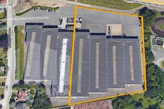 <strong>8.037 m² magazijn</strong> met <strong>406 m² kantoren</strong> en<strong> 243 m² archiefruimte </strong>te huur<br /><br />Dit ruime magazijn is uitstekend gelegen aan het knooppunt E34 & E17 en geniet van een vlotte verbinding naar Antwerpen, Gent en het Waasland.<br /><br />De magazijnruimte beschikt over een <strong>vrije hoogte van 6 m</strong>, meerdere <strong>laadkades en sectionale poorten</strong>, lichtstraten voor extra daglicht, <strong>LED-verlichting</strong> en een gepolierde betonvloer. Vooraan het gebouw is er ruime parkeergelegenheid beschikbaar. De kantoren op de eerste verdieping zijn instapklaar, voorzien van gasverwarming, een eetplaats met ingerichte kitchenette en LED-verlichting.<br /><br />Bovendien kan het pand opgesplitst worden in twee afzonderlijke units, waardoor het pand ideaal is voor bedrijven die flexibiliteit en schaalbaarheid zoeken.<br /><br />Beschikbaar<strong> vanaf juni 2026,</strong> combineert een strategische ligging met hoogwaardige afwerking.<br /><br />Contacteer PANORAMA B2B voor bijkomende informatie of een vrijblijvend plaatsbezoek<strong> </strong>via <strong>0477 91 10 00</strong>