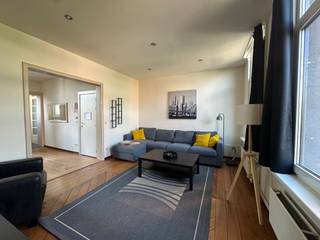 <p>Quares - Group TREVI presenteert :<br />Gemeubeld appartement met 2 slaapkamers op een ware TOPlocatie! <br /><br />Dit appartement bevindt zich op de tweede verdieping van een herenhuis en is bereikbaar met de trap. Via de hal komt u in de zeer ruime leefruimte. Vanuit de leefruimte betreedt u de eerste slaapkamer met ingebouwde kasten. Aan de achterzijde links van de eetkamer is de tweede slaapkamer aanwezig. Vanuit de eetkamer kan u naar de keuken gaan. Deze keuken is voorzien van een gasvuur, een oven en een afwasmachine. Tenslotte is er nog een badkamer met een ligbad. Op de gelijkvloers is er een fietsenstalling aanwezig.<br />Dit prachtige appartement is gelegen op het bruisende Zuid, deze buurt is met zijn aangename sfeer en gezellige restaurants en cafés dé ideale plaats om te vertoeven. Beschikbaar vanaf 01/09/2026.<br /><br />Extra:<br />- Volledig bemeubeld appartement<br />- ALL INCLUSIEF FORMULE 375 €/maand (gemeenschappelijke kosten, water, gas, elektriciteit, internet en tv)<br />- Minimum 1 jaar contract<br />- 3 maanden huurwaarborg</p>
<p><span> </span></p>
<p><span><br /><br /></span></p>