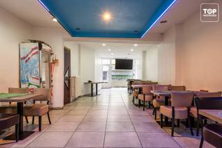 Dit pand is gelegen tussenin de Gentse ring en het historisch centrum. Heel wat passage en andere handelszaken in de directe omgeving. <br /><br />Gelijkvloers is momenteel verhuurd als snackbar voor 750€/maand en de bovengelegen woonst voor 600€/maand.<br /><br />Het gelijkvloers bestaat uit een handelsruimte met achteraan een keuken. Toilet toegankelijk via de doorgang langs buiten. Extra opbergruimte in kelder. <br /><br />Op de eerste verdieping is er een leefruimte, aparte keuken. Badkamer met douche, toilet en aansluiting voor wasmachine. Op de 2de verdieping zijn er 2 slaapkamers. <br /><br />Aparte elektriciteit, gas en water meters.<br /><br />Contacteer Top Vastgoed voor meer info en een bezoek op 0475 700 700.