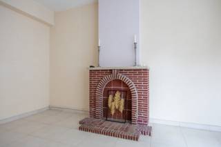 MAGNIFIQUE APPARTEMENT UNE CHAMBRE AVEC TERRASSE AGRÉABLE !<br /><br />Au 1er étage, dans la rue Jozef II 8, vous trouverez ce magnifique appartement avec une grande terrasse. L’appartement a été entièrement rafraîchi et repeint et offre un séjour lumineux et spacieux avec une cuisine moderne. Depuis la cuisine, vous avez un accès direct à la terrasse conviviale, idéale pour profiter du soleil. De plus, l’appartement dispose d’un débarras avec machine à laver, d’une chambre confortable, d’une salle de bain agréable avec baignoire/douche et lavabo simple, d’un WC séparé et d’une cave privative.<br />
<ul>
<li>Disponible immédiatement</li>
<li>Non meublé</li>
<li>Forfait charges communes : seulement 25 €/mois</li>
<li>Terrasse agréable</li>
<li>PEB : en cours</li>
</ul>