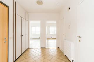 <p>Gelegen in de rustige en residentiële Zeelandstraat in Hoboken, tref je dit verzorgde appartement op de 5de verdieping van een goed onderhouden gebouw. Dankzij de ligging geniet je hier van een aangename combinatie van rust en bereikbaarheid, met winkels, openbaar vervoer en belangrijke invalswegen op korte afstand. Ook parken en andere voorzieningen bevinden zich in de nabije omgeving.</p><p><br /></p><p>Je betreedt het appartement via een ruime inkomhal met ingemaakte kasten, wat meteen zorgt voor praktische opbergruimte. De lichtrijke leefruimte valt onmiddellijk op door de grote raampartijen, die zorgen voor een aangename lichtinval en een open gevoel. Aansluitend bevindt zich de volledig uitgeruste keuken. Verder omvat het appartement twee slaapkamers en een badkamer met een dubbele lavabo en een ligbad.</p><p><br /></p><p><strong>Extra troeven</strong>: gunstig EPC - staanplaats in ondergrondse autostaanplaats aan te kopen voor €20.000</p>