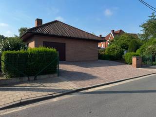 <p><span>Bungalow de 2 chambres prêt à emménager, situé dans un quartier calme à Vichte</span></p><p><span>Vous recherchez une maison prête à emménager, parfaitement entretenue, dans laquelle vous pourrez vous installer sans souci ? Alors ce bungalow soigné situé au 2A Vlaschaard à Vichte vaut vraiment le détour.</span></p><p><span>Dès votre arrivée, vous êtes accueilli dans le hall d’entrée doté d’un vestiaire encastré très pratique. Le salon lumineux, orienté sud, bénéficie toute la journée d’une agréable lumière naturelle et s’ouvre directement sur la cuisine entièrement équipée. Celle-ci est équipée de tout le confort moderne et offre tout ce dont vous avez besoin pour cuisiner. À côté se trouve une spacieuse arrière-cuisine avec un évier supplémentaire, un plan de travail et un four d’appoint. Il y a également un débarras frais très pratique.</span></p><p><span>La maison dispose de deux chambres à part entière, toutes deux dotées de placards intégrés. La salle de bains est équipée d’une douche et d’un lavabo. Elle dispose également d’un garage intégré qui offre un espace de rangement supplémentaire et un grand confort d’utilisation.</span></p><p><span>Le confort de vie est encore rehaussé par les volets roulants électriques et les nombreux placards intégrés, qui garantissent un espace de rangement abondant.</span></p><p><span>À l’extérieur également, cette maison a beaucoup à offrir. Le jardin est aménagé avec soin et dispose d’un abri de jardin pratique ainsi que d’un espace de rangement supplémentaire, idéal pour ranger des vélos, du matériel de jardinage ou des affaires de loisirs.</span></p><p><span>Ce bungalow bien entretenu allie confort, fonctionnalité et emplacement calme à Vichte ; il constitue le logement idéal pour ceux qui souhaitent vivre de plain-pied ou qui recherchent une maison facile à entretenir.</span></p><p><span>Prix demandé : 310 000</span></p><p><span>Intéressé(e) ? Contactez </span><span>Immo Van Parijs</span><span> pour plus d’informations ou pour organiser une visite sur place.</span></p>