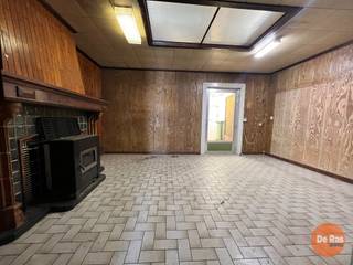 <strong>LEDE - Renovatiewoning nabij station en centrum.</strong><br /><br />Deze woning bevindt zich op wandel -en fietsafstand van het station Lede, dorpscentrum, winkels, scholen en in directe nabijheid van alle belangrijke invalswegen. <br /><br />Totaal renovatieconcept of afbraakwoning, met potentieel. Deze woning is dan ook ideaal voor investeerders of kandidaat-kopers die niet terugdeinzen voor een grondige renovatie en het potentieel van deze eigendom weten te waarderen. <br /><br />De woning beschikt op het gelijkvloers over een inkomhal, eetkamer, berging, woonkamer, keuken en aanbouw. Het verdiep is vandaag uitgerust met twee slaapkamers. De aanbouw op het gelijkvloers biedt uitbreidingsmogelijkheden bij renovatie, die een leuke interactie met de achterliggende tuinzone kunnen maken. De tuin kan mits de nodige liefde ingericht worden tot een aangename buitenruimte. <br /><br />Info en bezoek: 053/60.65.60.<br />De vermelde prijs is een richtprijs. Na ontvangst van de biedingen zal de verkoper beslissen of hij/zij de eigendom verkoopt aan het beste bod. De richtprijs is aldus niet bindend voor de verkoper. Voor meer info kunt u ons contacteren of het reglement raadplegen op onze website.