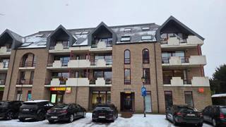 In het hart van De Pinte, letterlijk op het kerkplein, vinden we dit ruime appartement met twe volwaardige slaapkamers en een staanplaats terug.