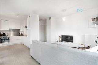 <strong>Modern duplex appartement met 1 slaapkamer, bureau, autostaanplaats, fietsenstalling en private tuin op een toplocatie in Edegem.</strong><br /><br />Wenst u een afspraak in te plannen? Afspraken kunnen enkel aangevraagd worden via volgende link: https://wi-antwerpen-zuidrand.mijnhuurprofiel.be/property/80cf29c2-9b82-4880-8d56-79f6f91d69f9<br /><br />Ontdek de moderne levensstijl in dit prachtige duplex appartement gelegen aan de Ernest Jouretlaan 45 te Edegem. Met een bewoonbare oppervlakte van 66m², een moderne afwerking en privatieve zonnepanelen biedt dit appartement een uitstekende combinatie van comfort, duurzaamheid en stijl.<br /><br /><strong>Kenmerken:</strong><br />
<ul>
<li>Leefruimte: Geniet van een zeer lichte en comfortabele leefruimte met open keuken. Vanuit de leefruimte heb je rechtstreekse toegang tot het zonnige terras.</li>
<li>1 Slaapkamer (11m²): Een gezellige slaapkamer ontworpen voor optimaal comfort en rust.</li>
<li>1 Bureau (5m²): Een veelzijdige ruimte die ideaal is voor thuiswerken of studeren.</li>
<li>Zonnig terras: Ontspan op uw eigen terras</li>
<li>Autostaanplaats: Parkeer uw voertuig op uw eigen autostaanplaats voor ultiem gemak.</li>
<li>Afgesloten Fietsenberging voor 2 Fietsen: Een veilige opslagruimte voor uw fietsen, zodat u gemakkelijk kunt genieten van fietsuitstapjes in de omgeving.</li>
<li>Badkamer met Douche en WC: Moderne badkamerfaciliteiten voorzien van een douche, lavabomeubel en wc.</li>
<li>Afzonderlijke WC: Extra gemak met een apart toilet voor u en uw gasten naast de inkom.</li>
<li>Centrale Ligging: Profiteer van de centrale ligging met winkels, openbaar vervoer en recreatieve voorzieningen binnen handbereik.</li>
<li>Zonnepanelen: Duurzaamheid staat centraal met het gebruik van zonnepanelen, waardoor u kunt bijdragen aan een groenere toekomst en genieten van <strong>lagere energiekosten</strong>.</li>
</ul>
<br />Dit duplex appartement biedt niet alleen een eigentijds en comfortabel interieur, maar ook de voordelen van duurzaam wonen.. Ervaar de perfecte combinatie van luxe en milieubewust wonen aan de Ernest Jouretlaan 45 te Edegem.<br />Wenst u een afspraak in te plannen? Afspraken kunnen enkel aangevraagd worden via volgende link: https://wi-antwerpen-zuidrand.mijnhuurprofiel.be/property/80cf29c2-9b82-4880-8d56-79f6f91d69f9<br /><br /><strong><span>Kosten & beschikbaarheid:<br /></span></strong>
<ul>
<li><span>Huurprijs: € 895/maand</span></li>
<li>Provisie: € 65/maand</li>
<li>Beschikbaarheid: onmiddellijk</li>
<li>3 maanden huurwaarborg</li>
<li>Plaatsbeschrijving circa 170 euro per partij</li>
</ul>