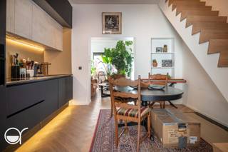 Wenst u graag een bezoek? Plan zelf uw afspraak op onze kijkdag : https://zeemstraat35.rosseel.be/<br />Indien meerdere keren de vraagprijs wordt geboden op de bezoekdag van 22-25/05 behoudt de eigenaar zich het recht om eventueel onder gesloten enveloppe te laten bieden door degene die de vraagprijs boden.<br />Deze mooie woning werd volledig gerenoveerd in 2022 en is gelegen in een rustige straat vlakbij het station Gent Dampoort en het klein begijnhof.<br />De woning heeft een EPC A. De elektriciteit is conform tot 2051. De voor- en achtergevel werd recent geïsoleerd.<br />Verlichting: installatie met Philips Hue. Ventilatie Type D<br /><br />De woning omvat een inkomhal, een leefruimte, een ingerichte keuken met eetplaats, een bureauhoek en een toilet en wasplaats. Kelder aanwezig<br />Op de eerste verdieping bevindt zich de eerste slaapkamer en een badkamer met wastafel en douche.<br />Op de 2e verdieping bevindt zich nog een 2e ruime kamer.<br /><br />De koer wordt nog volledig afgewerkt met een houten plankenvloer (Thermowood).<br />De woning is volledig instapklaar en werd afgewerkt met duurzame materialen.