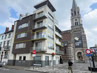 Uw bezoek aanvragen kan via het huurprofiel:<br />https://Vlaemynck.mijnhuurprofiel.be/property/c353447b-5ba9-4b85-93e6-95775803d9ec<br /><br />In het hartje van Roeselare, op wandelafstand van winkels, horeca en dagelijkse voorzieningen, vinden we dit ruim en instapklaar appartement terug. Het station ligt op slechts enkele minuten stappen, wat deze locatie bijzonder interessant maakt! De afgesloten garage zorgt bovendien voor extra comfort in de stad. <br /><br />Het appartement bevindt zicht op de tweede verdieping van de kleinschalige residentie 'Cohiba' en geniet van twee ruime terrassen en grote raampartijen voor een mooie lichtinval.<br /><br />Indeling van het appartement:<br />Inkomhal met gastentoilet, lichtrijke leefruimte met open keuken (volledig ingericht), praktische berging, twee ruime slaapkamers waarvan één directe toegang heeft tot de badkamer. De garage bevindt zich op het gelijkvloers. <br /><br />Het appartement is beschikbaar in overleg. <br />Provisie gemeenschappelijke kosten: €100/ maand. <br /><br />Troeven:<br />- A+ ligging in Roeselare <br />- Zéér ruim oppervlakte<br />- Gunstig EPC<br />- Airco <br /><br />Interesse in dit uniek appartement?<br />Contacteer ons via 'Mijn Huurprofiel'!