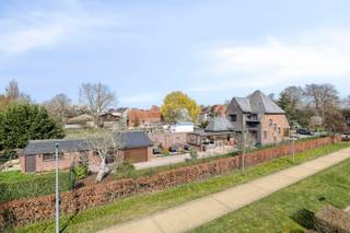 Deze ruime open bebouwing is volledig instapklaar maar kan een beetje opfrissing en/of liefde gebruiken. De oerdegelijke basis is een ideaal kader om op verder te werken. <br />De karaktervolle woning in cottage-stijl aan de Leuzesesteenweg in Ronse biedt een stevige basis, met mooie volumes en tal van mogelijkheden. Een kleine opfrissing creëert in deze woning een ideaal kader om op verder te bouwen. <br /><br />De woning is gelegen op een mooi perceel van 677 m² en beschikt over een bewoonbare oppervlakte van maar liefst 193 m². Daarnaast biedt het perceel ontzettend veel opbergruimte en tuinberging. Dankzij de ruime leefruimtes, de praktische indeling en de verschillende extra ruimtes kan deze woning, mits de nodige renovatiewerken, opnieuw uitgroeien tot een echte parel.<br /><br />Bij het binnenkomen hebben we een praktische bureauruimte met ingebouwde kasten. Van hieruit kom je in de ruime leefruimte met eetplaats, die aansluit op de uitgeruste keuken. <br />Op de eerste verdieping bevinden zich drie volwaardige ruime slaapkamers en een badkamer. Bovendien bieden de zolderverdieping en kelder heel wat extra opslagruimte.<br /><br />Buiten geniet je van een aangename, onderhoudsvriendelijke tuin met terras. Achteraan het perceel bevindt zich bovendien een aparte garage, ideaal voor het veilig stallen van jouw wagen of als extra opslagruimte.<br /><br />Interesse in deze woning?<br />Contacteer ons vandaag nog voor meer informatie of een bezoek ter plaatse via 0486 37 88 93 of laure@immomargaux.be. Wij begeleiden jou graag bij het ontdekken van de mogelijkheden van deze eigendom.