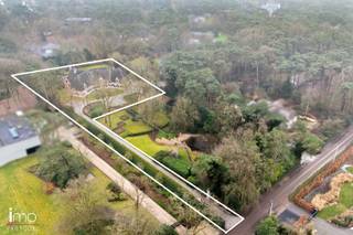 Deze luxueuze manoir is gelegen in een rustige straat op een boogscheut van de golf en het meer van Keerbergen.De woning zelf biedt u 756 m² aan...