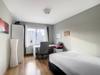 <p>Furnished 2-bedroom flat in the centre of Leuven!<br /><br />This flat is located on the fourth floor, has been completely renovated and is very bright.<br />The apartment consists of an entrance hall with cloakroom, adjoining the living room and kitchen. The kitchen is equipped with a hob, oven, fridge with freezer compartment and storage space. The bathroom has also been renovated and is equipped with a washbasin and walk-in shower. <br /><br />The apartment also has two bedrooms. A big plus is the spacious and sunny terrace. Finally, there is also a private basement storage room.<br /><br />The rent is 1150euros per month + 100 euros provision for communal costs.<br />Consumption is individual.<br /><br />Availability: 01/04/2026.<br /><br />Interested? Schedule your visit quickly via our website www.living-stone.be.</p>