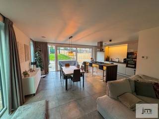 Deze energiezuinige woning werd gebouwd in 2021 en is gelegen op een perceel van 3a99ca aan de parallelweg tussen Beringen en Diest en met een...