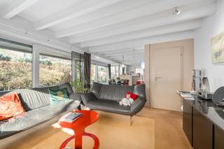 <p>Deze prachtige open bebouwing combineert ruimte, comfort en een rustige ligging tot de ideale gezinswoning. Gelegen in een aangename en kindvriendelijke wijk, geniet u hier van alle rust, terwijl voorzieningen vlot bereikbaar blijven.</p>

<p>De woning beschikt over vier volwaardige slaapkamers, waardoor er voldoende plaats is voor het hele gezin, een bureau of hobbyruimte. De lichtrijke leefruimtes zorgen voor een warme en uitnodigende sfeer, perfect om thuis te komen.</p>

<p>Buiten wacht een mooie tuin waar u in alle privacy kan ontspannen, spelen of gezellig samen zijn met familie en vrienden. De dubbele garage biedt niet alleen plaats voor twee wagens, maar ook extra bergruimte.</p>

<p>Daarnaast is de woning uitgerust met zonnepanelen, wat bijdraagt aan een lagere energiefactuur en een duurzame toekomst.</p>

<p>Kortom, een instapklare woning met alle troeven: ruimte, comfort, energiezuinigheid en een topligging in een rustige buurt.</p>

<p>Interesse? Laat deze kans niet voorbijgaan en ontdek zelf de charme van deze woning!</p>