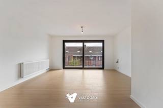 Volledig gerenoveerd appartement (65m²) met 1 slaapkamer, autostaanplaats en garagebox te Heusden-Zolder. Belangrijkste troeven:- Goede verbinding op...