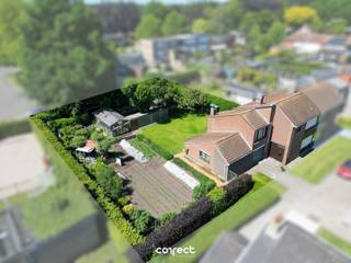 Op te frissen woning op ruim perceel van 857 m².In de rustige Rietlaan in Sint-Michiels vinden we deze op te frissen woning met ruime tuin terug. Vlakbij de voornaamste invalswegen, winkels, scholen en openbaar vervoer. Indeling als volgt: inkomhal, gastentoilet, keuken met eetplaats, woonkamer met aansluitend de veranda dat uitgeeft op de kleurrijke tuin. Een garage en nog een ruime berging / atelier met zolder zorgt voor voldoende opbergplaats. De woning beschikt over een uitzonderlijke tuin dat steeds goed werd onderhouden, er zijn verschillende bergplaatsen, een volière, een serre en een kleine akker terug te vinden op het perceel van 857 m².Op het verdiep vinden we 4 slaapkamers terug, een badkamer met wasbak, toilet en bad, en nog een ruim zolderverdiep. De woning werd opgetrokken eind de jaren 60’ en vormt een solide basis voor uw renovatieproject. Een beton gewelf, een stevige dakstructuur en dito muren met spouw zorgen ervoor dat deze woning mits een redelijk budget tot een energiezuinig en comfortabele woning kan worden gerenoveerd. 📞 Contacteer Emile voor een bezoek: 0492 08 08 08 – emile@correctvastgoed.be👉 Online schattingstool: https://www.correctvastgoed.be/schatting
