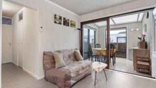 Deze bemeubelde vakantiewoning met eigen parkeerplaats voor de deur is rustig gelegen in De Grote Zeemeeuwen nabij de duinen van Oostduinkerke. U geniet hier van een vakantiewoning waar het interieur al een grondige opfrissing gekregen heeft en u enkel wat energetische ingrepen moet doen om het perfecte verblijf aan zee te creëren. De woning heeft een uitbouw van de leefruimte met uitgang op een zongerichte koer. <br /><br />De indeling van de woning is hetvolgende:<br />Inkom met leefruimte en open keuken, 2 slaapkamers, toilet, badkamer en koer met tuinhuis.<br /><br />Enkele troeven:<br /><br />- Interieur opgefrist<br /><br />- Rustig gelegen<br /><br />- Eigen parkeerplaats<br /><br />- Goede investering