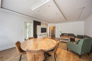 <p><span>Instapklaar appartement met 3 slaapkamers, zonnig terras en een garagebox te Deurne!</span></p><p><span>Ideaal gelegen </span><span>nabij het Rivierenhof met een uitstekende bereikbaarheid via invalswegen en openbaar vervoer, en winkels en scholen op wandelafstand.</span><span> </span></p><p><span> </span></p><p><span>Dit appartement van liefst </span><span>100m²</span><span> (cfr. EPC) bevindt zich op de </span><span>1ste verdieping</span><span> van een goed onderhouden gebouw en is bereikbaar via </span><span>lift of trap</span><span>.</span></p><p><span>Bij het betreden van de inkomhal hebben we een praktische </span><span>ingemaakte kas</span><span>t met </span><span>aansluitingen voor wasmachine en droogkast</span><span>.</span></p><p><span> </span></p><p><span>Vanuit de hal komen we in de </span><span>ruime leef- en eetruimte</span><span> dewelke geniet van </span><span>natuurlijke lichtinval</span><span> dankzij de grote raampartijen. Aansluitend bevindt zich de moderne </span><span>keuken</span><span> dewelke </span><span>volledig geïnstalleerd</span><span> is. </span></p><p><span>Het appartement beschikt over </span><span>3 volwaardige slaapkamers</span><span> (16,5m², 9m², 9m²) waarbij de grootste kamer ons toegang geeft tot het </span><span>zuidgerichte terras</span><span> dewelke uitgerust is met een handmatige </span><span>zonneluifel</span><span>.</span></p><p><span>Hiernaast is er een </span><span>extra ruimte</span><span> voorzien die perfect ingericht kan worden als </span><span>dressing of een bureauruimte</span><span>.</span></p><p><span> </span></p><p><span>De gerenoveerde badkamer is voorzien van een</span><span> inloopdouche en een wastafel</span><span>. Ook is er een apart toilet aanwezig.</span></p><p><span>Tenslotte beschikt het appartement over een </span><span>kelderberging</span><span> en is er een vlot toegankelijke </span><span>garagebox</span><span> aanwezig die </span><span>verplicht aan te kopen</span><span> is voor €30.000.</span></p><p><span> </span></p><p><span>De elektriciteit wordt tegen het verlijden van de akte volledig conform gesteld door de eigenaar.</span></p><p><span> </span></p><p><span>Troeven:</span></p><ul><li><span>EPC C</span></li><li><span>Lift aanwezig</span></li><li><span>3 slaapkamers</span></li><li><span>Extra dressing of bureauruimte</span></li><li><span>Zuidgerichte terras met zonneluifel</span></li><li><span>Kelderberging</span></li><li><span>Garagebox (€30.000)</span></li></ul><p><span> </span></p><p><span>Vrijblijvend advies met gratis schatting van uw eigendom? Neem gerust contact met ons op! </span></p><p><span> </span></p><p><span>Jessica Wojcik</span></p><p><span><span>Jessica@homeforyou.be</span></span></p><p><span>+32 488 24 97 20</span></p><p><span>7/7 bereikbaar</span></p><p><span> </span></p>