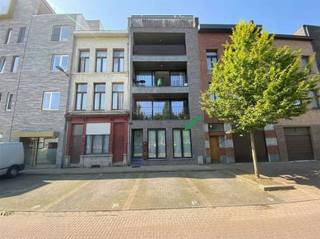 <p><span>Intapklaar gelijkvloers appartement aan park Spoor Noord</span></p><p><span>Perfect gelegen aan het rustige gedeelte van het hippe park, vind je dit gezellige én energiezuinige gelijkvloersappartement. </span></p><p><span> </span></p><p><span>Je komt het appartement binnen in de woonkamer met hoge ramen, voorzien van raamdecoratie, en de open keuken (deze is voorzien van keramische kookplaat, ijskast met vriesvak, combioven, dampkap en spoelbak). </span></p><p><span>Vervolgens kom je via de gang in de badkamer met douche, wastafel, toilet en aansluiting voor wasmachine. Helemaal achteraan is er de ruime slaapkamer met aansluitend het binnenkoertje. </span></p><p><span><br />Het gebouw is voorzien van zonnepanelen en van LEDspots met armaturen. </span></p><p><span> </span></p><p><span>Vaste kosten : 50,- euro per maand ( onderhoud algemene delen, elektriciteit en water algemene delen)</span></p>