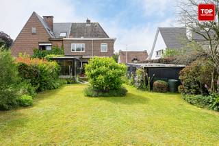 <p>Karaktervolle renovatiewoning op toplocatie in Kolegem</p>
<p>Deze te renoveren karaktervolle woning geniet van een uitstekende ligging in de rustige Unescolaan, in de geliefde wijk Kolegem. Dankzij de ideale locatie bevindt u zich op korte afstand van het centrum van Gent, vlot bereikbaar met de fiets. Bovendien ligt de R4 op slechts 5 minuten rijden. Supermarkten, scholen en kinderopvang bevinden zich allemaal in de nabije omgeving.</p>
<p>De woning beschikt over een ruime voortuin en een praktische oprit, ideaal voor het parkeren van meerdere wagens. , een inkomhal met trap naar de verdieping en toegang tot de gezellige leefruimtes. De ruime living en eetplaats sluiten aan op de keuken, die geniet van een mooi zicht op de groene tuin. Achteraan bevindt zich een ruime veranda, een heerlijke plek om te ontspannen en volop te genieten van de zonnige buitenruimte. Daarnaast beschikt de woning over een ruime kelder, ideaal als extra bergruimte.</p>
<p>Op de eerste verdieping bevinden zich een badkamer met ligbad en drie volwaardige slaapkamers. De ruime zolderverdieping biedt bovendien de mogelijkheid om ingericht te worden als een vierde slaapkamer of extra leefruimte.</p>
<p>Buiten geniet u van een prachtige zuidwest georiënteerde tuin met veel groen en privacy. Als bijkomende troef is er een losstaande garage aanwezig.</p>
<p>Deze woning is een uitstekende opportuniteit voor wie op zoek is naar een renovatieproject met karakter, ruimte en een topligging nabij Gent.</p>
<p>Een unieke kans om een charmante woning volledig naar eigen smaak te renoveren!<br /><br />Woning vrij bij akte!<br /><br />Contacteer Top Vastgoed voor een bezoek 0475 700 700.</p>