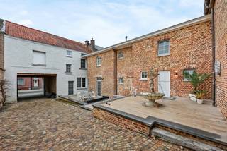 Karakteristieke hoeve-/ kangoeroewoning met magnifieke binnenkoer, ruime garage en achtergelegen tuin op een perceel van maar liefst 13a39ca...