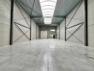 Nieuwbouwloods te koop in hartje Eeklo – Strategische locatie voor ondernemers en investeerders!
De loods is gelegen in een recent ontwikkeld KMO-project in het centrum van Eeklo en combineert uitstekende bereikbaarheid met een professionele uitstraling.
Hij is ideaal voor opslag, logistiek of als investering.
Dankzij de centrale ligging bevinden winkels, diensten en openbaar vervoer zich op korte afstand, terwijl de vlotte verbinding met de N9 en de expresweg zorgt voor een snelle bereikbaarheid richting Gent, Brugge en Antwerpen.
Enkele troeven:
* Strategische ligging
* Kwalitatieve afwerking
* Vrije binnenhoogte tot 7 meter
* Automatische sectionaalpoort met aparte toegangsdeur
* Polybetonvloer
* Lichtstraat met natuurlijke lichtinval en automatische rookluiken
* Regenwaterinstallatie en technische voorzieningen aanwezig
* Ruime manoeuvreer- en parkeermogelijkheden met private parking
* Verlicht terrein
* Mogelijkheid tot inrichting van kantoorruimte en voorzien van sanitair, ook op verdieping.
Deze instapklare bedrijfsunit biedt de perfecte uitvalsbasis voor groeiende ondernemingen die op zoek zijn naar een professionele werkomgeving met een uitstekende bereikbaarheid. Dankzij de combinatie van functionaliteit en ligging vormt dit pand een unieke opportuniteit binnen de regio Meetjesland.
Wenst u een bezoek of meer info?
Bel ons via het nummer 09 336 16 15 of mail naar info@vastgoedunicum.be, wij helpen u graag verder!