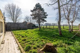 Op zoek naar een prachtig gelegen bouwgrond om uw droomwoning te realiseren? Dan is dit perceel in het landelijke Kaster een unieke opportuniteit. <br /><br />Gelegen langs de iconische kasseistrook de Varent, één van de meest charmante en karaktervolle straten van de regio, geniet u hier van een unieke combinatie van rust, groen en landelijke vergezichten. Tegelijk bevinden winkels, scholen en belangrijke verbindingswegen zich op korte afstand.<br /><br />De Varent staat bekend om haar authentieke kasseien, landelijke karakter en prachtige omgeving, waardoor deze locatie bijzonder geliefd is bij wie op zoek is naar een woning in een rustige en sfeervolle omgeving.<br /><br />Extra troef: Deze eigendom komt mogelijk in aanmerking voor het verlaagd btw-tarief van 6% bij sloop en heropbouw (onder voorbehoud van de wettelijke voorwaarden), wat een aanzienlijke besparing kan betekenen voor wie hier een nieuwe gezinswoning wil realiseren<br /><br />EPC: 787,00KWh<br />UC: 20250602-003612081-RES-1<br />Ref: RVP/26010/K