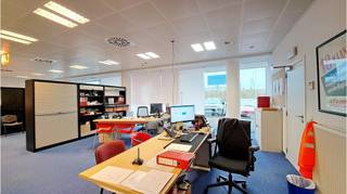 Zeer ruime kantooruimte met goede visibiliteit te huur langs de Kustlaan in Zeebrugge. Vlot bereikbaar en gelegen dichtbij de Baron de...