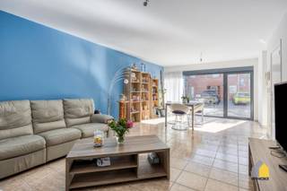 INDELING :- Appartement : Inkomhal met toilet, rechthoekige woonkamer (7,66 x 3,98 m), aparte keuken (2,65 x 2,00 m) ingericht met elektrisch...