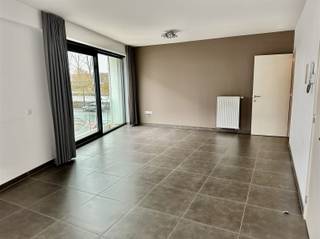 <p>Appartement nouvellement construit à louer avec un bel espace de vie ouvert et des vues sur l'Escaut. <br />La cuisine dispose du confort nécessaire et de beaucoup de lumière. <br />L'appartement comprend une chambre à coucher, une salle de bain avec douche, des toilettes séparées pour les invités et un débarras.</p><br /><p>Une place de parking est prévue dans le parking souterrain.</p><br /><p>Intéressé ? <br />Demandez votre visite via notre site web www.immodhondt.be </p>