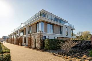 <strong>Centraal gelegen appartement met 3 slaapkamers te Oud-Turnhout</strong><br />Onmiddellijk beschikbaar | Vaste kosten: €123/maand | Ruim terras<br /><br /><strong>Bezoek aanvragen kan via deze link: https://dilegno.mijnhuurprofiel.be/property/2d1dc696-952d-4989-bdf1-0b3df0c038c0<br /></strong><br /><strong>Omschrijving: <br /></strong>Dit appartement is vlakbij het centrum van Oud-Turnhout gelegen. <br /><br />We betreden het appartement via de inkomhal, dewelke uitgeeft op de lichtrijke leefruimte met open keuken, voorzien van een inductievuur, een koelkast, een vaatwasser en een oven. Aansluitend aan de keuken bevindt zich een praktische bergruimte. Via de woonkamer heeft u toegang tot het mooi terras. Verder biedt het appartement nog 3 slaapkamers, een apart toilet en een badkamer. De badkamer is uitgerust met een douche, een badkamermeubel met dubbele wastafel en verder is er aansluiting voor wasmachine voorzien. <br /><br />Het appartement nog een ondergrondse garagebox en een privatieve kelderberging, reeds inbegrepen in de huurprijs. Verder geniet het appartement ook nog van een gemeenschappelijke fietsenberg met buitenkraan.<br /><br /><strong>Algemeen:<br /></strong>- Ruim terras<br />- E-peil 41<br />- Vaste kosten: €123/maand<br />- Zonnepanelen aanwezig<br />- Onmiddellijk beschikbaar