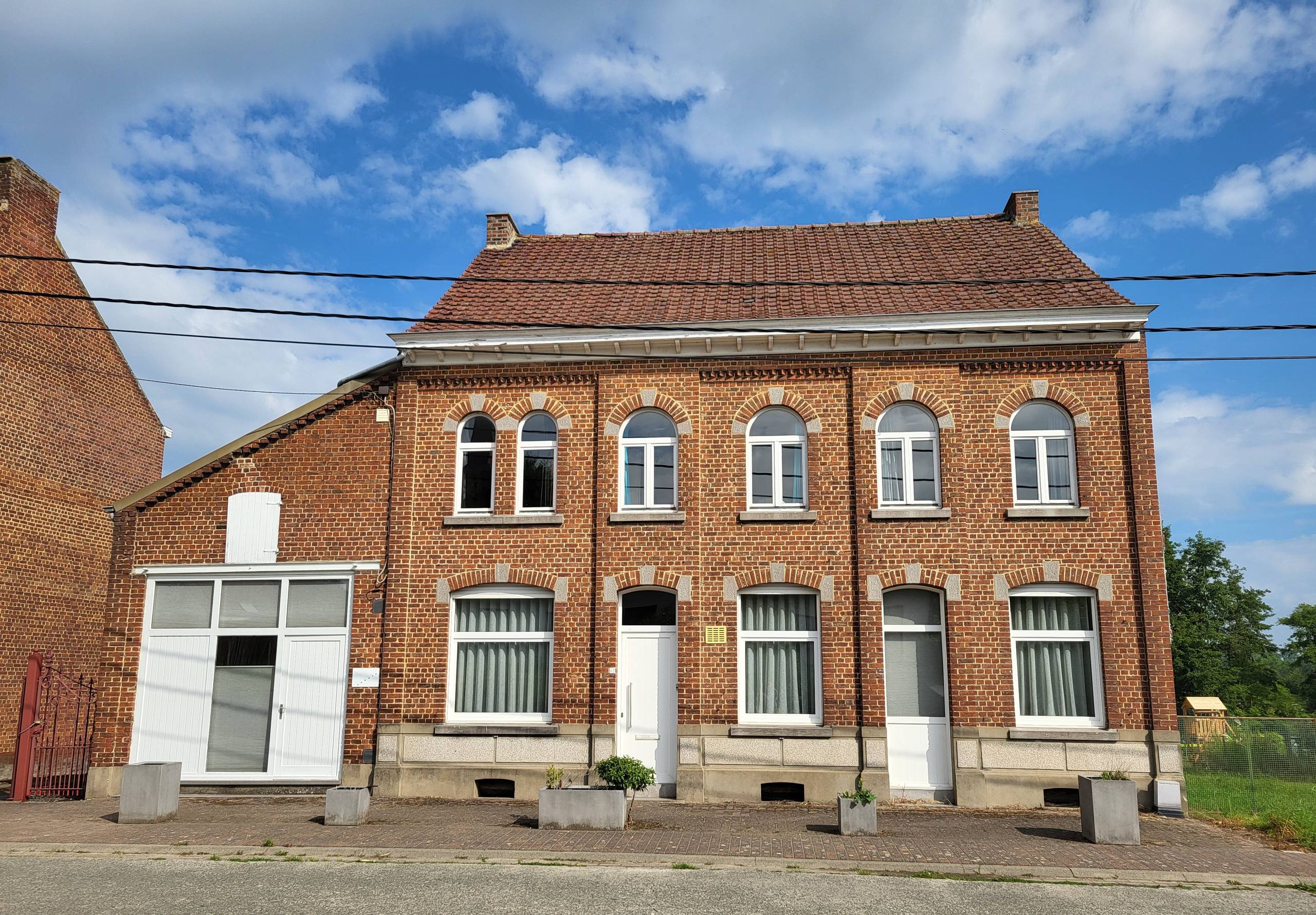 Prachtig dorpswoning / hoeve op 1246m² met stallingen en aanpalend bouwgrond. - foto 4