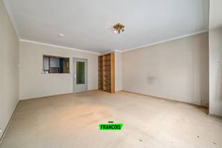 Hoewel dit ruim éénslaapkamerappartement een grondige opfrisbeurt kan gebruiken, geniet het tal van troeven. <br /><br />Zo heeft u in de nabije omgeving tal van winkels alsook bereikt u het centrum en het strand in een mum van tijd. Het pand beschikt daarenboven over een lichtrijke leefkamer met aansluitend de keuken. Hierdoor kunt u vlot een mooi open geheel creëren. <br /><br />Achterin is er één zeer ruime slaapkamer, dewelke toegang heeft tot een terras met berging. <br /><br />De badkamer is uitgerust met een lavabo en douchecabine. Het toilet is apart. <br /><br />Tot slot is er nog een handige berging in het appartement alsook een privatieve kelder in het gebouw. <br /><br />Bent u op zoek naar een interessante investering of uitvalsbasis aan zee? Aarzel dan niet en neem contact op voor meer info of een afspraak! <br /><br />