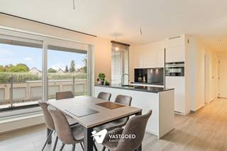 <p><span>Recent gebouwd appartement (87m²) met 2 slaapkamers, terras, garage met aparte berging en carport te Hulshout.</span></p><p><span> </span></p><p><span>Belangrijkste troeven: </span></p><p><span>- Centrale ligging</span></p><p><span>- Kwalitatief afgewerkt</span></p><p><span>- Uitstekend onderhouden</span></p><p><span>- Zuidwest gericht terras</span></p><p><span>- Aparte berging voor wasmachine en droogkast</span></p><p><span>- Garagebox met aparte berging</span></p><p><span>- Carport</span></p><p><span> </span></p><p><span>Bekijk zeker ook de grondplannen met de afmetingen. Zo krijgt u van thuis uit al een perfect beeld van wat dit appartement te bieden heeft!</span></p><p><span> </span></p><p><span>Wenst u meer info of een vrijblijvende bezichtiging, contacteer dan ons kantoor op het nummer 011 85 15 15 en wij helpen u graag verder.</span></p>